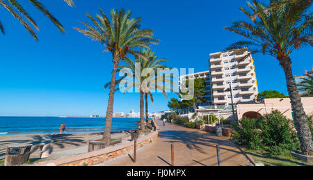 A metà mattina il sole sul lungomare di Ibiza. La gente fuori in una giornata di sole. Baleari hotel sulla spiaggia di Sant Antoni de Portmany, Spagna Foto Stock