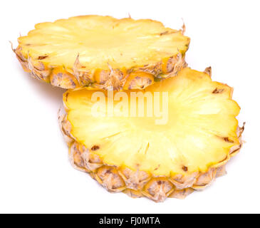 Due fette di ananas isolati su sfondo bianco Foto Stock