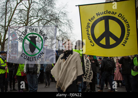 Londra, Inghilterra. 27 feb 2016 Kate Hudson, Segretario generale della Campagna per il disarmo nucleare (CND) e un funzionario di fermare la guerra coalizione unisce migliaia marciando attraverso il centro di Londra per protestare contro il rinnovo del Tridente armi nucleari sistema attualmente utilizzato dal governo britannico. Credito: David Rowe/Alamy Live News Foto Stock