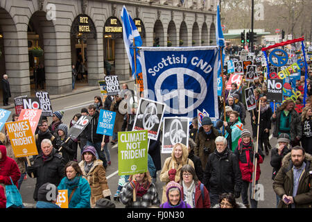 Londra, Inghilterra. 27 feb 2016 A Scottish CND banner passa il Ritz Hotel come migliaia hanno marciato attraverso il centro di Londra per protestare contro il rinnovo del vi Trident armi nucleari sistema attualmente utilizzato dal governo britannico. Jeremy Corbyn, leader del partito laburista si è quindi rivolto ai Rally in Trafalgar Square. Credito: David Rowe/Alamy Live News Foto Stock