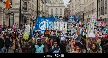 Londra, Inghilterra. 27 feb 2016 'Non NHS tridente' migliaia hanno marciato attraverso il centro di Londra per protestare contro il rinnovo del vi Trident armi nucleari sistema attualmente utilizzato dal governo britannico. Jeremy Corbyn, leader del partito laburista si è quindi rivolto ai Rally in Trafalgar Square. Credito: David Rowe/Alamy Live News Foto Stock