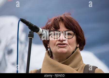 Londra, Inghilterra. 27 feb 2016. Christine soffiante, Segretario Generale dell Unione Nazionale degli insegnanti, indirizzi il rally in Trafalgar Square dopo migliaia aveva marciato attraverso il centro di Londra di opporsi al rinnovo della Trdent armi nucleari sistema. Credito: David Rowe/Alamy Live News Foto Stock