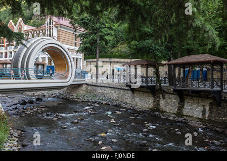 Ponte sul Fiume Borjomula, parte del Crowne Plaza Hotel Borjomi Borjomi in località di villeggiatura, Samtskhe-Javakheti regione in Georgia Foto Stock