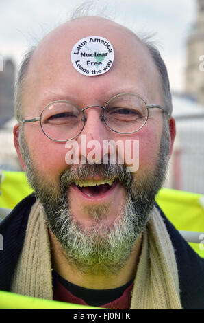 Londra, UK, 27 febbraio 2016, CND Campagna per il disarmo nucleare Stop Trident marzo termina in piazza Trafalar. Questo è il più grande anti protesta nucleare per un decennio. Credito: JOHNNY ARMSTEAD/Alamy Live News Foto Stock