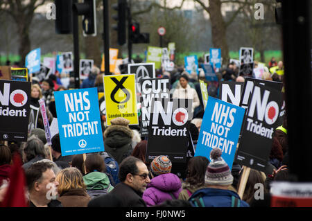 Londra, Regno Unito. Il 27 febbraio, 2016. Dieci di migliaia di manifestanti marzo attraverso il centro di Londra per chiedere al governo britannico e rottami il piano di investire in una nuova arma nucleare del sistema "tridente" il cui costo sarà il British contribuenti 183 miliardi di sterline. Alcuni manifestanti hanno anche chiesto al governo di lasciare che i rifugiati dalla guerra paesi lacerati da consentire in Gran Bretagna. Credito: Geovien in modo pacifico/press/Alamy Live News Foto Stock