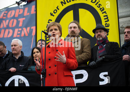 Londra, Regno Unito. Il 27 febbraio, 2016. Leader del SNP e il primo ministro di Scozia Nicola Storione affrontare la folla durante il rally. Dieci di migliaia di manifestanti marzo attraverso il centro di Londra per chiedere al governo britannico e rottami il piano di investire in una nuova arma nucleare del sistema "tridente" il cui costo sarà il British contribuenti 183 miliardi di sterline. Alcuni manifestanti hanno anche chiesto al governo di lasciare che i rifugiati dalla guerra paesi lacerati da consentire in Gran Bretagna. Credito: Geovien in modo pacifico/press/Alamy Live News Foto Stock