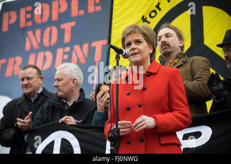 Londra, Regno Unito. Il 27 febbraio, 2016. Leader del SNP e il primo ministro di Scozia Nicola Storione affrontare la folla durante il rally. Dieci di migliaia di manifestanti marzo attraverso il centro di Londra per chiedere al governo britannico e rottami il piano di investire in una nuova arma nucleare del sistema "tridente" il cui costo sarà il British contribuenti 183 miliardi di sterline. Alcuni manifestanti hanno anche chiesto al governo di lasciare che i rifugiati dalla guerra paesi lacerati da consentire in Gran Bretagna. Credito: Geovien in modo pacifico/press/Alamy Live News Foto Stock