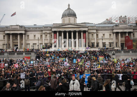 Londra, Regno Unito. Il 27 febbraio, 2016. Dieci di migliaia di manifestanti marzo attraverso il centro di Londra per chiedere al governo britannico e rottami il piano di investire in una nuova arma nucleare del sistema "tridente" il cui costo sarà il British contribuenti 183 miliardi di sterline. Alcuni manifestanti hanno anche chiesto al governo di lasciare che i rifugiati dalla guerra paesi lacerati da consentire in Gran Bretagna. Credito: Geovien in modo pacifico/press/Alamy Live News Foto Stock