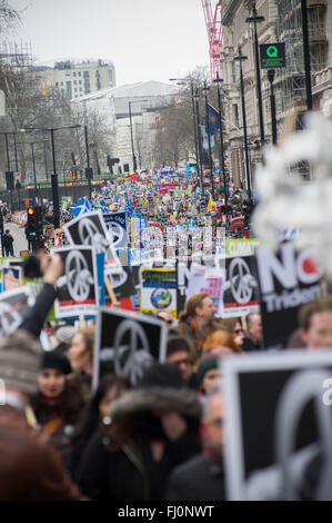 Londra, Regno Unito. Il 27 febbraio, 2016. Dieci di migliaia di manifestanti marzo attraverso il centro di Londra per chiedere al governo britannico e rottami il piano di investire in una nuova arma nucleare del sistema "tridente" il cui costo sarà il British contribuenti 183 miliardi di sterline. Alcuni manifestanti hanno anche chiesto al governo di lasciare che i rifugiati dalla guerra paesi lacerati da consentire in Gran Bretagna. Credito: Geovien in modo pacifico/press/Alamy Live News Foto Stock