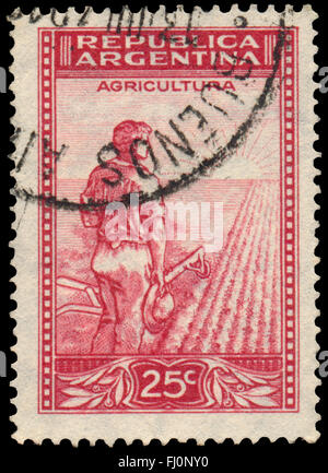 BUDAPEST, Ungheria - 13 ottobre 2015: un timbro stampato da Argentina mostra agricoltore aratura, circa 1936 Foto Stock