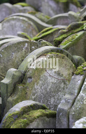 Hardy Tree lapidi presso il sagrato della chiesa di St Pancras vecchia chiesa a Londra Foto Stock