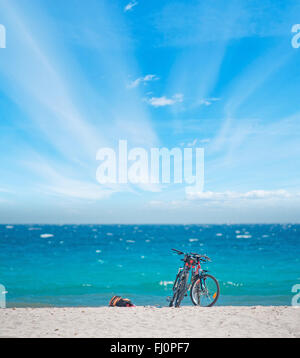 Le biciclette sulla sabbia in spiaggia del Poetto, Sardegna Foto Stock