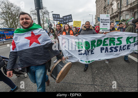 Londra, Regno Unito. Il 27 febbraio 2016. Dopo il rally a Marble Arch manifestanti per la giornata europea di azione per i rifugiati hanno marciato per Trafalgar Square davanti al CND 'Stop Trident" marzo sulla stessa rotta. Essi chiedono la fine di morti alle frontiere e per i profughi deve essere consentito di mantenere i loro possedimenti e ricongiungersi con le loro famiglie. Peter Marshall, Alamy Live News Foto Stock