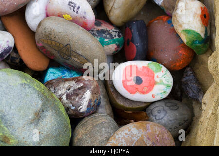 Dipinto a mano ricordo pietre in un cimitero Foto Stock