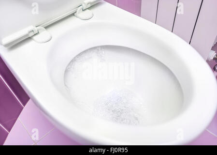 Servizi igienici. Acqua che scorre. Foto Stock