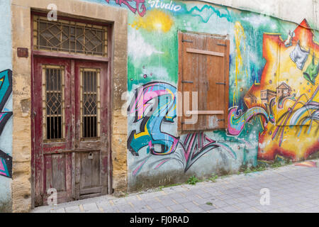 Nicosia, Cipro - 18 February, 2016: derelitti porta e finestra e bella arte di strada su Pythonos Strada nel vecchio Nicosia. Foto Stock