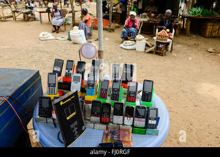 KENYA, Bukura, street vendoor vendita telefoni cellulari di Nokia, Tecno, oking / KENIA, nella contea di Kakamega, Bukura, Markt mit Stand fuer Mobiltelefone Foto Stock