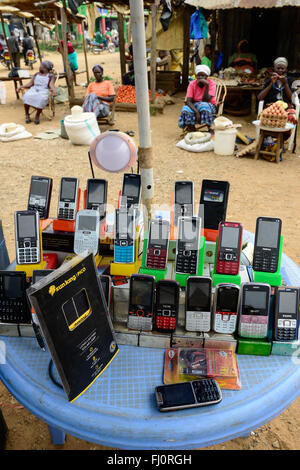 KENYA, Bukura, street vendoor vendita telefoni cellulari di Nokia, Tecno, oking / KENIA, nella contea di Kakamega, Bukura, Markt mit Stand fuer Mobiltelefone Foto Stock