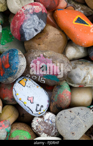 Dipinto a mano ricordo pietre in un cimitero Foto Stock