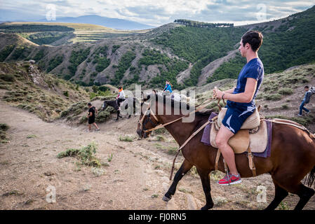 Viaggio a cavallo per i turisti nei pressi di Atskuri città nella regione Samtskhe-Javakheti, Georgia Foto Stock