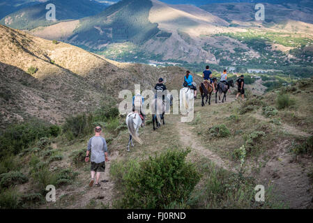 Viaggio a cavallo per i turisti nei pressi di Atskuri città nella regione Samtskhe-Javakheti, Georgia Foto Stock