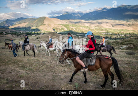 Viaggio a cavallo per i turisti nei pressi di Atskuri città nella regione Samtskhe-Javakheti, Georgia Foto Stock