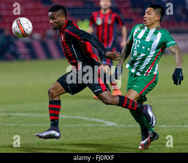 BUDAPEST, Ungheria - 27 febbraio 2016: Patrick Ikenne re di Honved (l) supera Cristian Ramirez di durante Ferencvaros Budapest Honved - Ferencvaros Banca OTP League Football Match in Bozsik Stadium. Foto Stock