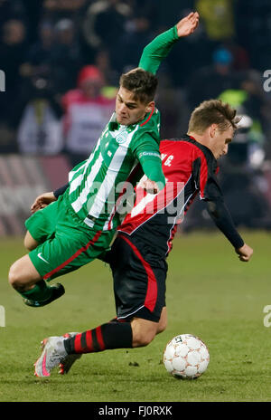 BUDAPEST, Ungheria - 27 febbraio 2016: Gergo Nagy di Honved (r) falli Andras di Rado durante Ferencvaros Budapest Honved - Ferencvaros Banca OTP League Football Match in Bozsik Stadium. Foto Stock