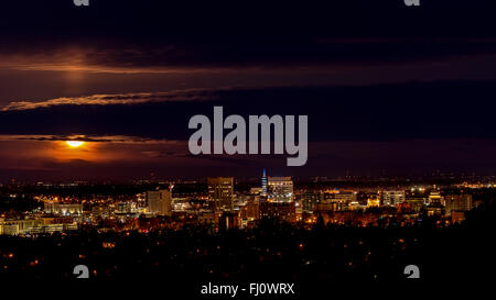 Luna piena e nuvole sopra Boise Idaho Foto Stock