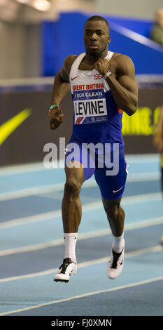 EIS Sheffield, Sheffield, Regno Unito. Il 27 febbraio, 2016. British Indoor Athletics Championships giorno uno. Nigel Levine in 400m riscaldatori. Credito: Azione Sport Plus/Alamy Live News Foto Stock