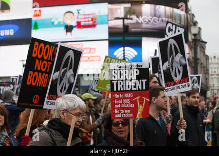 Londra, Regno Unito. Il 27 febbraio, 2016. Decine di migliaia di manifestanti marzo contro Trident rinnovamento. Credito: Mark Kerrison/Alamy Live News Foto Stock