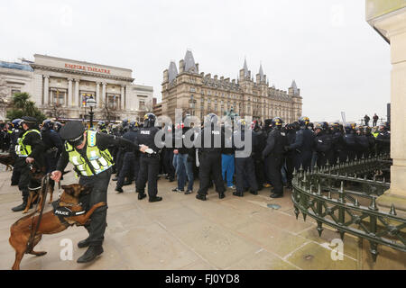 Liverpool, Regno Unito. Il 27 febbraio, 2016. Un cane di polizia handler in Liverpool, Regno Unito 27 Febbraio 2016 Credit: Barbara Cook/Alamy Live News Foto Stock