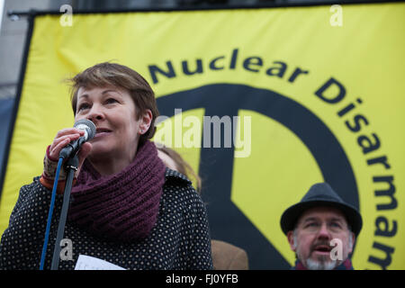 Londra, Regno Unito. Il 27 febbraio, 2016. Caroline Lucas, verde parte MP per il Padiglione di Brighton, indirizzi il rally contro Trident rinnovamento in Trafalgar Square. Credito: Mark Kerrison/Alamy Live News Foto Stock