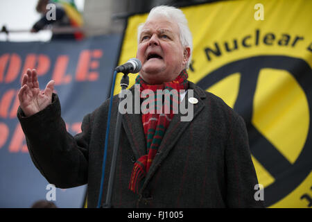 Londra, Regno Unito. Il 27 febbraio, 2016. Bruce Kent, vicepresidente della Campagna per il disarmo nucleare (CND), affronta il rally contro Trident rinnovamento in Trafalgar Square. Credito: Mark Kerrison/Alamy Live News Foto Stock