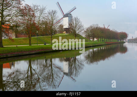 Il mulino a vento e canal a Bruges, Belgio Foto Stock