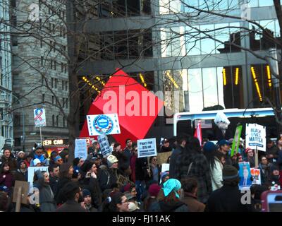 New York, US. 28 Feb, 2016. Bernie Sanders Rally in Zuccotti Park New York, NY. Stati Uniti © Mark Apollo/Alamy Live News Credito: Mark Apollo/Alamy Live News Foto Stock