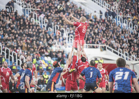 Tbilisi, Georgia. Il 27 febbraio, 2016. Lasha Lomidze (parte superiore) della Georgia compete durante il confronto tra la Georgia e la Spagna a 2014-16 Rugby Nazioni europee Cup a Tbilisi, Georgia, Feb 27, 2016. La Georgia ha vinto 38-7. Credito: Giorgi Induashvili/Xinhua/Alamy Live News Foto Stock