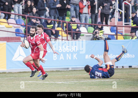 Tbilisi, Georgia. Il 27 febbraio, 2016. Merab Kvirikashvili (1L) della Georgia compete durante il confronto tra la Georgia e la Spagna a 2014-16 Rugby Nazioni europee Cup a Tbilisi, Georgia, Feb 27, 2016. La Georgia ha vinto 38-7. Credito: Giorgi Induashvili/Xinhua/Alamy Live News Foto Stock