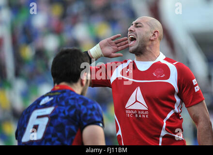 Tbilisi, Georgia. Il 27 febbraio, 2016. Giorgi Chkhaidze (R) della Georgia reagisce durante il confronto tra la Georgia e la Spagna a 2014-16 Rugby Nazioni europee Cup a Tbilisi, Georgia, Feb 27, 2016. La Georgia ha vinto 38-7. Credito: Giorgi Induashvili/Xinhua/Alamy Live News Foto Stock