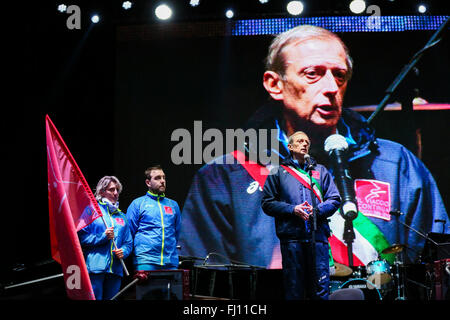 Torino, Italia. Il 27 febbraio, 2016. Sindaco Piero Fassino (destra) parla durante la celebrazione del decimo anniversario del Torino XX Giochi Olimpici Invernali. Credito: Elena Aquila/Pacific Press/Alamy Live News Foto Stock