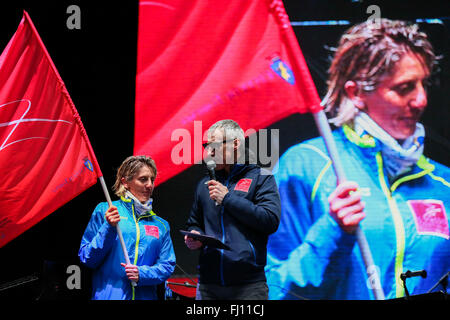 Torino, Italia. Il 27 febbraio, 2016. Stefania Belmondo detiene un Olimpiadi bandiera durante la celebrazione del decimo anniversario del Torino XX Giochi Olimpici Invernali. Credito: Elena Aquila/Pacific Press/Alamy Live News Foto Stock