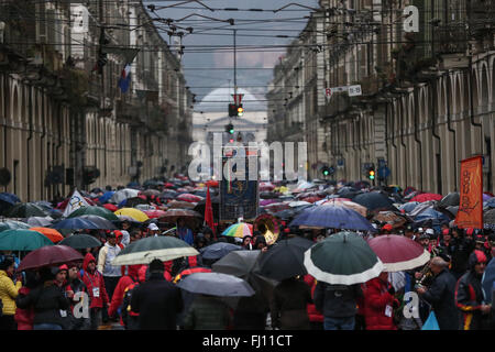 Torino, Italia. Il 27 febbraio, 2016. I turisti affollano la strada durante la celebrazione del decimo anniversario del Torino XX Giochi Olimpici Invernali. Credito: Elena Aquila/Pacific Press/Alamy Live News Foto Stock