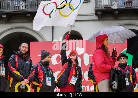 Torino, Italia. Il 27 febbraio, 2016. Un volontario sventola la bandiera con anelli olimpici durante la celebrazione del decimo anniversario del Torino XX Giochi Olimpici Invernali. Credito: Elena Aquila/Pacific Press/Alamy Live News Foto Stock