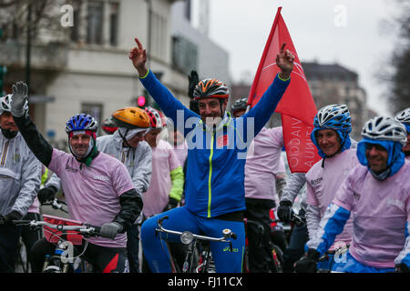 Torino, Italia. Il 27 febbraio, 2016. I partecipanti posano per una foto durante la celebrazione del decimo anniversario del Torino XX Giochi Olimpici Invernali. Credito: Elena Aquila/Pacific Press/Alamy Live News Foto Stock