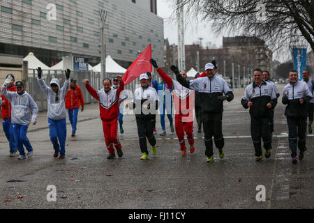 Torino, Italia. Il 27 febbraio, 2016. Persone si uniscono alla sfilata durante la celebrazione del decimo anniversario del Torino XX Giochi Olimpici Invernali. Credito: Elena Aquila/Pacific Press/Alamy Live News Foto Stock