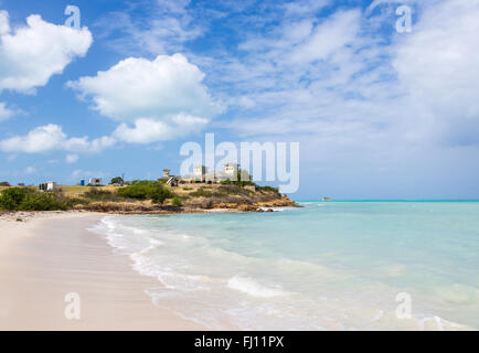 Incontaminato e tropicale incontaminata Dickenson Bay Beach, il paesaggio e la fascia costiera a nord di Antigua Antigua e Barbuda, Antille Foto Stock