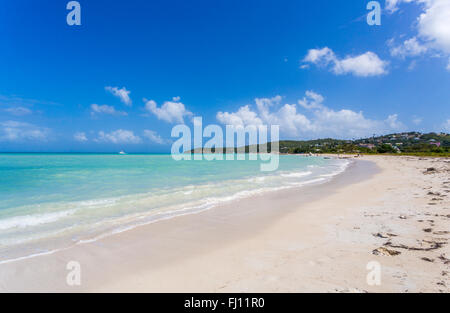 Vista della incontaminata e popolare spazzare Dickenson Bay Beach a nord di Antigua Antigua e Barbuda, Antille Foto Stock