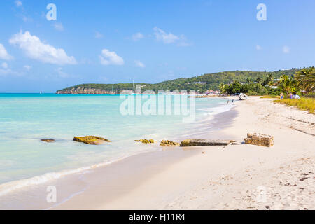 Vista della incontaminata e popolare spazzare Dickenson Bay Beach a nord di Antigua Antigua e Barbuda, Antille Foto Stock