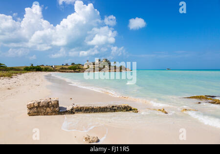 Immacolate, incontaminata di Dickenson Bay spiaggia sabbiosa tropicale, il paesaggio e la fascia costiera a nord di Antigua Antigua e Barbuda, Antille Foto Stock