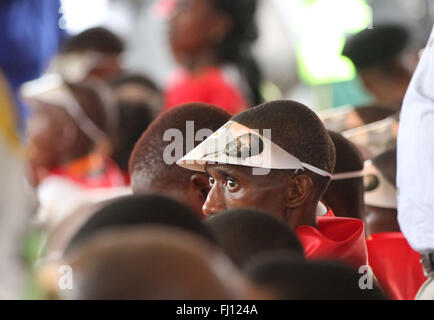 (160228) -- Masvingo (Zimbabwe), Febbraio 28, 2016 (Xinhua) -- un sostenitore indossa un cappello cuscinetto l'immagine del Presidente zimbabwano Robert Mugabe nel corso della sua 92ma celebrazione di compleanno a Grande Zimbabwe in Masvingo, Zimbabwe, il 27 febbraio 2016. Presidente zimbabwano Robert Mugabe, il più antico del mondo leader, ha segnato il suo compleanno 92il sabato con una sontuosa festa di compleanno che ha visto la partecipazione di migliaia di sostenitori di partito nella provincia di Masvingo. (Xinhua/Stringer) Foto Stock